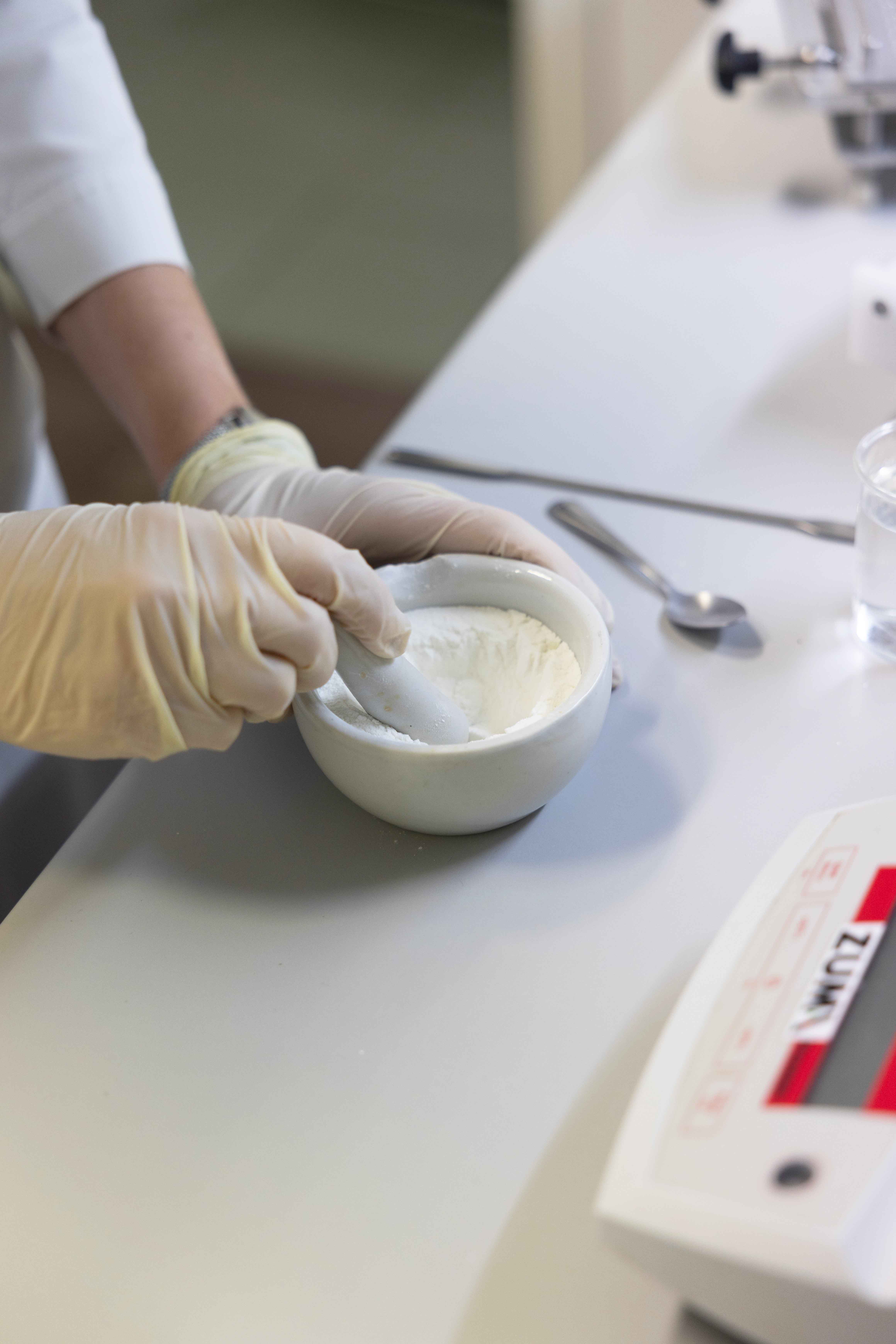 Preparazione galenica in corso nel laboratorio