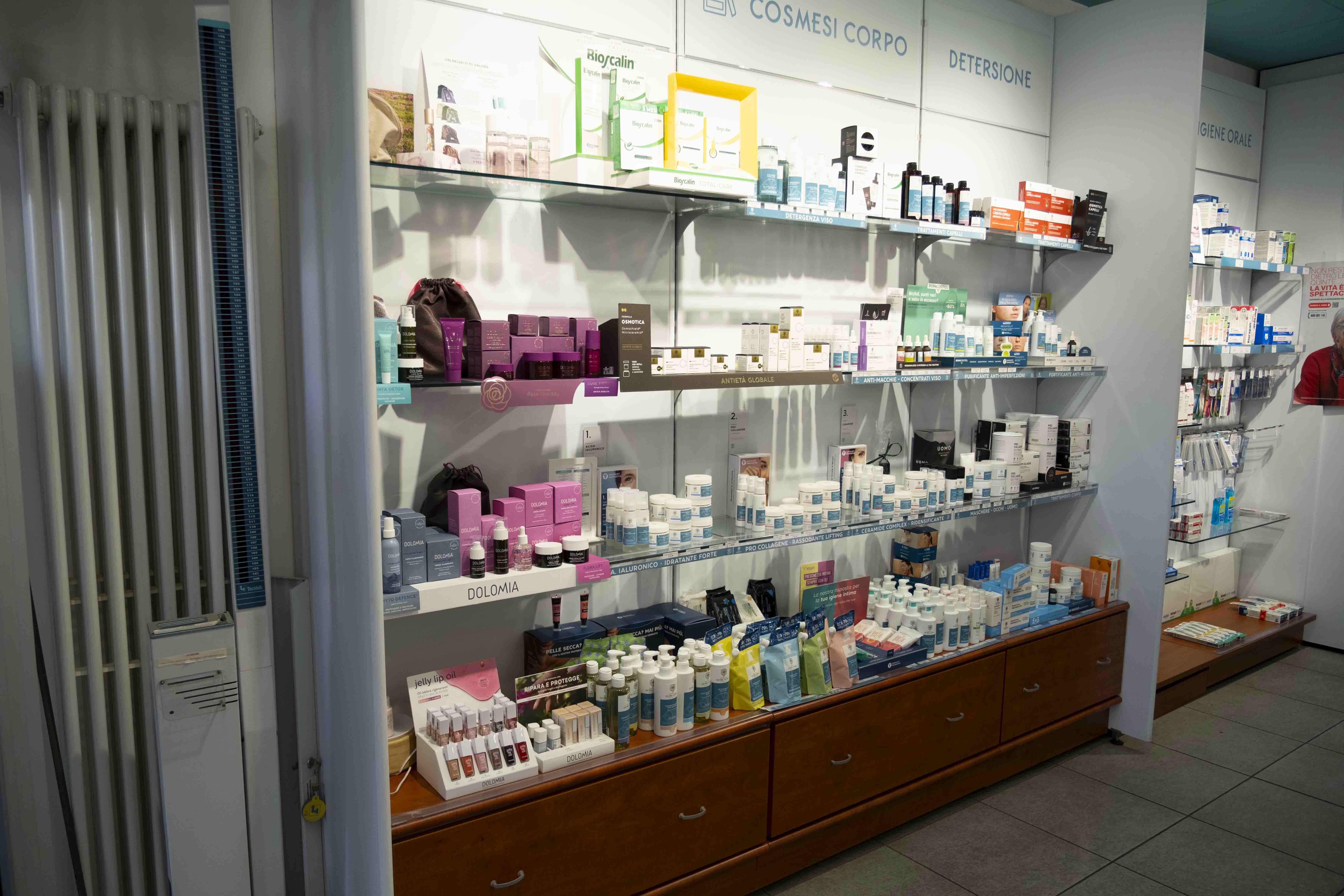 Reparto dermocosmesi della farmacia